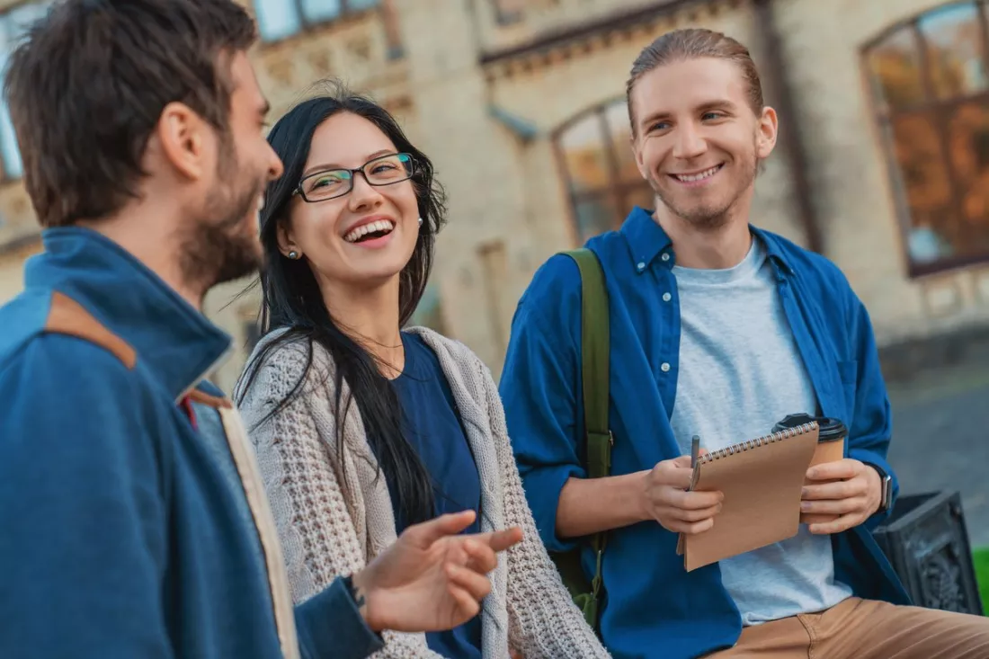 Studenti z různých zemí v univerzitním kampusu