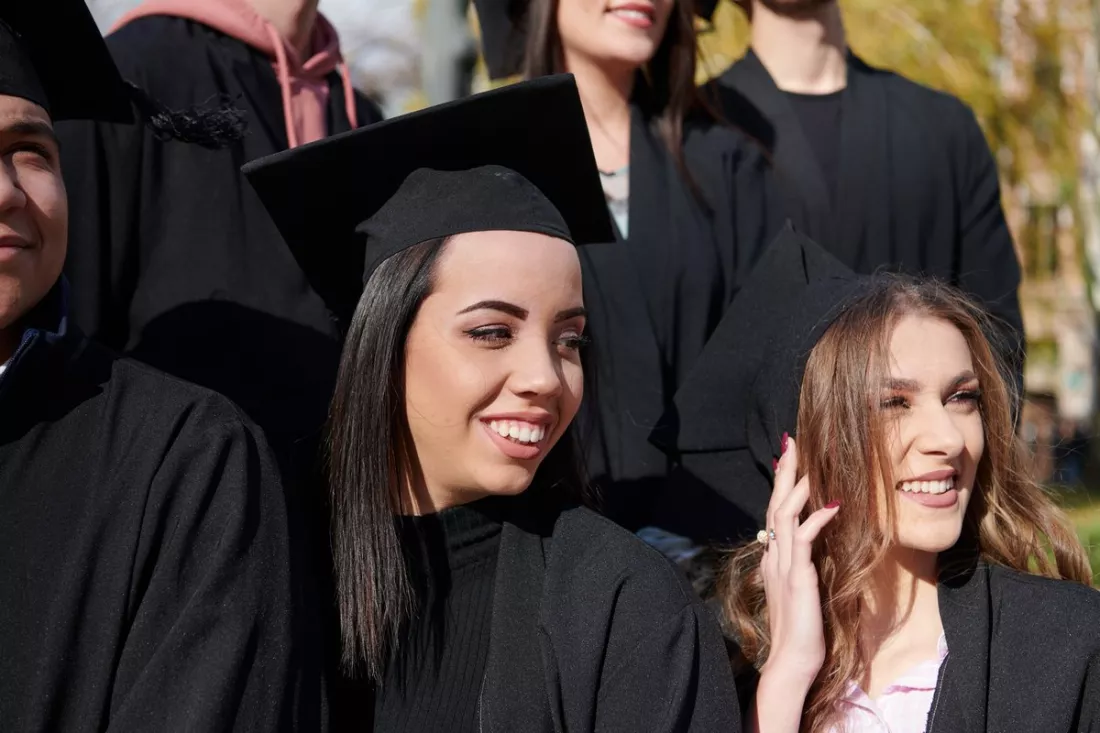 Mezinárodní absolventi oslavují magisterský titul